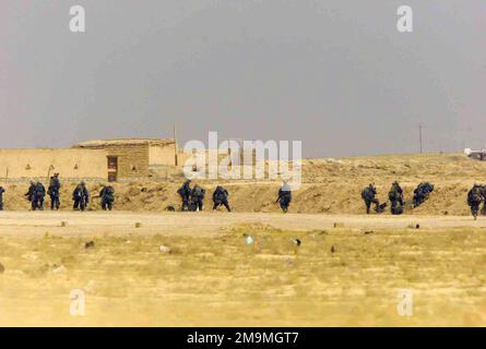 I marine STATUNITENSI (USMC) assegnati a Charlie Company, 1st battaglione, 7th marines, si preparano ad impegnare le forze di terra irachene in un impianto di stoccaggio del petrolio abbandonato vicino ad Az Zubayr, Iraq, durante l'operazione DI LIBERTÀ IRACHENA. (Immagine substandard). Soggetto operativo/Serie: BASE PER LA LIBERTÀ IRACHENA: AZ Zubayr Paese: Iraq (IRQ) Foto Stock