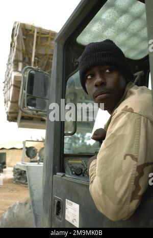 Il personale DELLE forze aeree STATUNITENSI (USAF) assegnato al 387th Air Expeditionary Group (AEG) utilizza un ATLAS (All Terrain Lifter Army System) in una posizione di distribuzione in avanti per portare pallet di razioni giornaliere umanitarie (HDR) in una posizione di stoccaggio delle forniture. L'HDR sarà consegnato ai rifugiati iracheni, come parte degli sforzi umanitari degli Stati Uniti durante l'operazione DI LIBERTÀ IRACHENA. Soggetto operazione/Serie: LIBERTÀ IRACHENA Paese: Sconosciuto Foto Stock