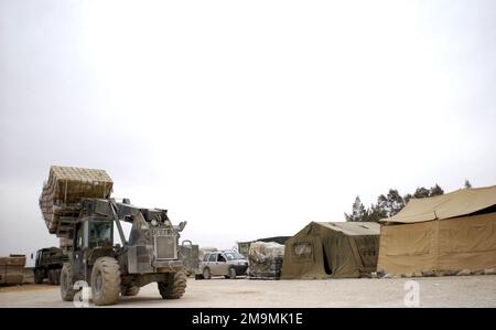 Il personale DELLE forze aeree STATUNITENSI (USAF) assegnato al 387th Air Expeditionary Group (AEG) utilizza un ATLAS (All Terrain Lifter Army System) in una posizione di distribuzione in avanti per portare pallet di razioni giornaliere umanitarie (HDR) in una posizione di stoccaggio delle forniture. L'HDR sarà consegnato ai rifugiati iracheni, come parte degli sforzi umanitari degli Stati Uniti durante l'operazione DI LIBERTÀ IRACHENA. Soggetto operazione/Serie: LIBERTÀ IRACHENA Paese: Sconosciuto Foto Stock