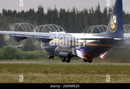 L'US Marine Corps (USMC) C-130T Hercules Aircraft 'Fat Albert', assegnato alla US Navy (USN) Blue Angels, squadra di dimostrazione di volo, esegue un Jet Assisted Take Off (JATO), durante il Florida International Air Show 2003 che si tiene a Punta Gorda, Florida (FL). Base: Punta Gorda Stato: Florida (FL) Nazione: Stati Uniti d'America (USA) Foto Stock