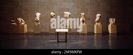 Mostra dei marmi di Elgin in un museo, British Museum, Londra, Inghilterra Foto Stock