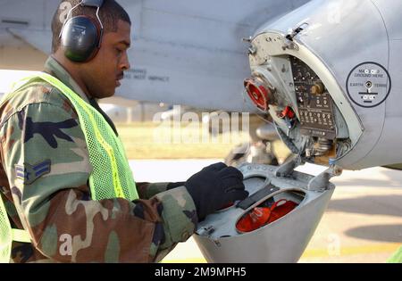 US Air Force (USAF) AIRMAN First Class (A1C) Christopher L. Rice, Weapons Loader, 52nd Aircraft Maintenance Squadron (AMXS), esegue gli ultimi controlli sulla porta carburante di un A-10 Thunderbolt II alla fine della pista di atterraggio prima che l'aereo entri nella pista di atterraggio di Spangdahlem Air base (AB), Germania. Base: Spangdahlem Air base Stato: Rheinland-Pfalz Paese: Deutschland / Germania (DEU) Foto Stock