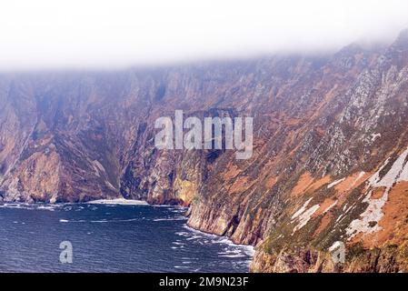 Le scogliere della Slieve League di Sliabh Liag, a volte Slieve League o Slieve Liag, una montagna sulla costa atlantica della Contea di Donegal, Irlanda Foto Stock