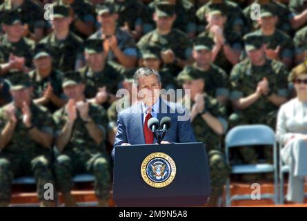 Circa 20.000 membri del personale del corpo Marines degli Stati Uniti (USMC) e i loro familiari applaudono il presidente americano George W. Bush, mentre parla alla base del corpo Marino (MCB), Camp Lejeune, North Carolina. Base: Marine Corps base, Camp Lejeune Stato: North Carolina (NC) Paese: Stati Uniti d'America (USA) Scene Major Command mostrato: COMANDANTE IN CAPO Foto Stock