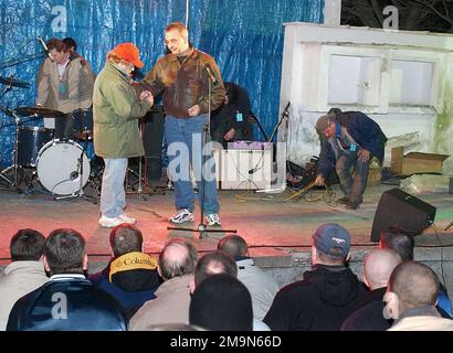US Air Force (USAF) Colonnello (col) James Muscatell, a destra, presenta gli spettacoli promoter Willie con una moneta speciale in apprezzamento divertente gli Airmen del 305th e 514th Air Mobility Wing (AMW), schierato a Camp Sarafovo, Bulgaria. Base: Camp Sarafovo, Burgas Stato: Bourgas Paese: Bulgaria (BGR) Foto Stock