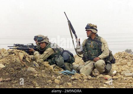 Armati di Fucili d'assalto 5,56mm M16A2, truppe del corpo marino degli Stati Uniti (USMC) della Charlie Company, 1st battaglione, 5th Marines, 1st Divisione marina fuori da Camp Pendleton, California si spostano in posizioni protette, da cui possono impegnare il nemico durante un fuoco a sostegno dell'operazione DI LIBERTÀ IRACHENA. Soggetto operativo/Serie: BASE PER LA LIBERTÀ IRACHENA: Baghdad Paese: Iraq (IRQ) Foto Stock