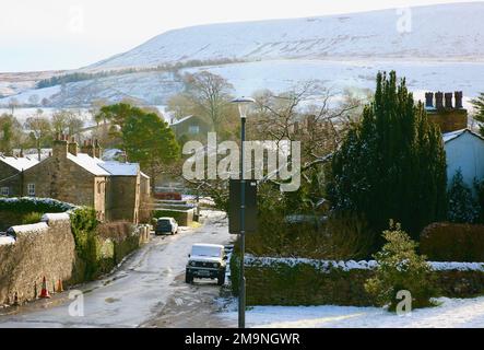 Una vista di Pendle Hill dal villaggio di Downham, Clitheroe, Lancashire, Regno Unito, Europa Foto Stock