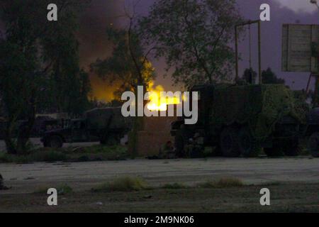 Al crepuscolo, un fuoco di legame stabilito dagli iracheni, il loro modo di celebrare la loro liberazione situato vicino alla posizione di combattimento occupata da 11th Marines Headquarters (HQ) Battery, a sostegno dell'operazione IRACHENA LIBERTÀ. Soggetto operativo/Serie: LIBERTÀ IRACHENA Paese: Iraq (IRQ) Foto Stock