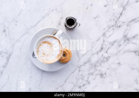 Tazza di cappuccino e biscotti vista dall'alto, caffè italiano, caffè. Foto Stock