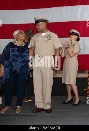 Il direttore dell'ospedale Phillip Jean-Gilles, assegnato al reparto medico della USS Gerald R. Ford (CVN 78), si congratula con sua madre e moglie durante la cerimonia di premiazione del Master Chief and Senior Chief Petty Officer di Ford, il 20 maggio 2022. Durante la cerimonia sono stati chiusi sei capi principali e 16 capi senior. Ford è nella stazione navale di Norfolk del porto che si prepara per il relativo periodo seguente in corso. Foto Stock