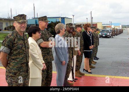 030416-M-9902V-002. [Complete] Scene Caption: La linea di ricevimento attende l'arrivo di un VIP alla Stazione aerea del corpo Marino (MCAS) Futenma. Da sinistra a destra: Tenente generale (LGEN) Wallace C. 'chip' Gregson, comandante generale, III forza espeditoria marina (MEF); Comandante, Marine Corps Bases, Giappone; Comandante, Forze marine, Giappone, e sua moglie, Generale maggiore (MGEN) John F. Goodman, (centro), comandante generale della 1st Marine Aircraft Wing (1st MAW), Camp Butler, Okinawa, Giappone, e sua moglie, Generale Brigadier Willie J. Williams, generale comandante, 3rd Force Service Support Group, e. Foto Stock