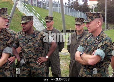 Sergente maggiore del corpo Marino Alford McMichael, (a sinistra), e Generale (GEN) Michael W. Hagee, (a destra), Comandante del corpo Marino (CMC) visitare la gamma 10 per ottenere un briefing a Fuel Pits LZ situato a Camp Schwab, Okinawa, Giappone. GEN Hagee visitò per la prima volta la III forza espeditativa marina (MEF) come CMC. Durante la sua visita visiterà le basi marine situate a Okinawa, Giappone. Base: Camp Schwab Paese: Giappone (JPN) Scene Major Command mostrato: HQMC Foto Stock