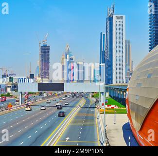 DUBAI, Emirati Arabi Uniti - 6 MARZO 2020: La futuristica JAM Tower, la Torre al Hikma, la Dusit Thani Dubai, la Torre al YaqoubTower e altri grattacieli iconici della Business Bay Foto Stock