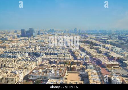 I densi quartieri residenziali di Dubai in luce foschia di polvere, vista dall'alto, Emirati Arabi Uniti Foto Stock