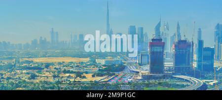 DUBAI, Emirati Arabi Uniti - 6 MARZO 2020: Le silhouette delle torri del centro - Burj Khalifa, Jumeirah Emirates Towers, e altri in foschia di polvere, il 6 marzo a Dub Foto Stock