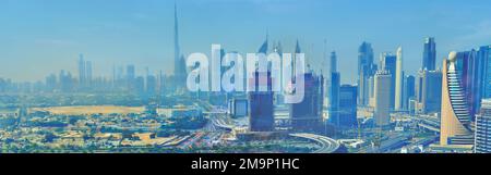 DUBAI, Emirati Arabi Uniti - 6 MARZO 2020: Panorama dei grattacieli del centro con Burj Khalifa e altre famose torri in foschia di polvere, il 6 marzo a Dubai Foto Stock