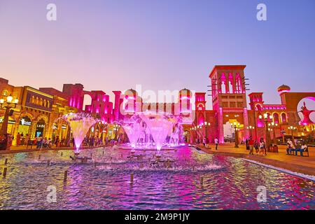 DUBAI, Emirati Arabi Uniti - 6 MARZO 2020: Le luminose fontane color magenta che ballano nella Piazza della Cultura del Global Village Dubai, il 6 marzo a Dubai Foto Stock