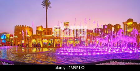 DUBAI, Emirati Arabi Uniti - 6 MARZO 2020: Panorama della Piazza della Cultura del Villaggio Globale Dubai con fontana da ballo illuminata, il 6 marzo a Dubai Foto Stock