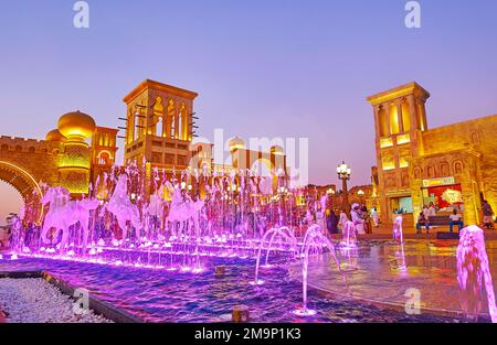 DUBAI, Emirati Arabi Uniti - 6 MARZO 2020: Le eleganti fontane danzanti in Piazza della Cultura del Global Village Dubai, con cavalli composizione scultorea e barjeel To Foto Stock