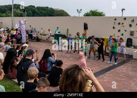 YOKOSUKA, Giappone (20 maggio 2022) – gli artisti dell'Accademia Hui 'IWA WAVE Arrivederci dopo la loro ultima danza hula durante un evento del mese del Patrimonio Asiatico Americano Islander (AAPI) al Comandante, attività della flotta Yokosuka (CFAY) Ikego Housing distaccamento. AAPI Heritage Month riconosce i contributi e l'influenza degli americani AAPI alla storia, alla cultura e ai risultati degli Stati Uniti. Per più di 75 anni, CFAY ha fornito, mantenuto e gestito strutture e servizi di base a supporto delle forze navali schierate in avanti dalla flotta degli Stati Uniti 7th, dei comandi locatari e di migliaia di mil Foto Stock