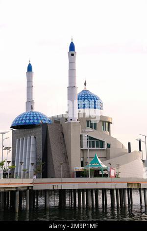 La moschea galleggiante si trova sulla spiaggia di Losari, Makassar Foto Stock