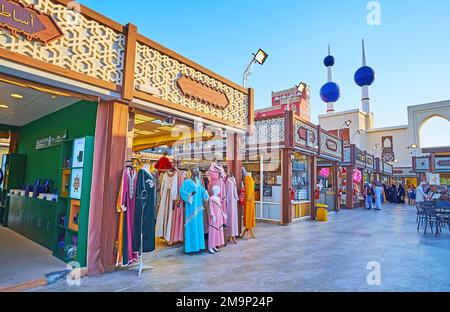 DUBAI, Emirati Arabi Uniti - 6 MARZO 2020: La linea di diversi negozi nel Padiglione Kuwait del Global Village Dubai, il 6 marzo a Dubai Foto Stock