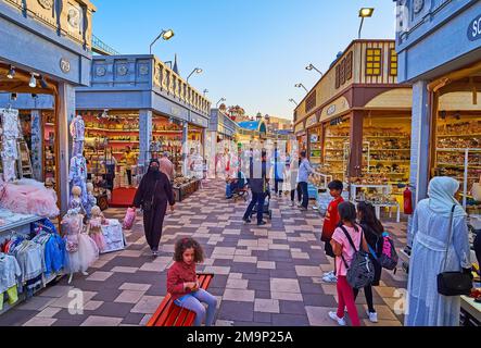 DUBAI, Emirati Arabi Uniti - 6 MARZO 2020: Il vicolo con diversi negozi nel Padiglione della Turchia del Global Village Dubai, il 6 marzo a Dubai Foto Stock