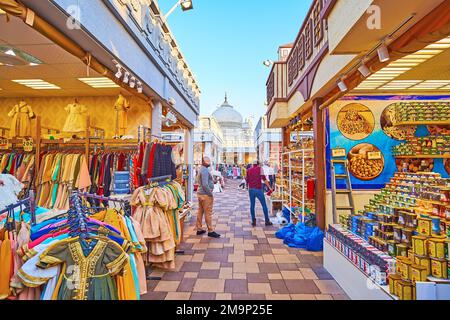 DUBAI, Emirati Arabi Uniti - 6 MARZO 2020: Il vicolo con bancarelle di merci turche nel Padiglione della Turchia del Global Village Dubai, il 6 marzo a Dubai Foto Stock