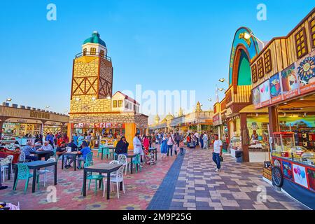 DUBAI, Emirati Arabi Uniti - 6 MARZO 2020: Il Padiglione della Turchia del Global Village Dubai vanta una bellissima area ristoro, decorata con la replica della Torre Maiden di Istanbul, Foto Stock