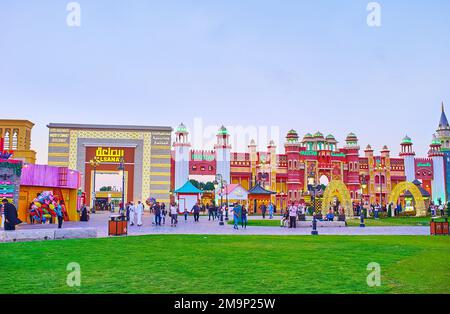 DUBAI, Emirati Arabi Uniti - 6 MARZO 2020: Il Global Village Dubai vanta splendidi padiglioni commerciali di diversi paesi, decorati con un'architettura tradizionale Foto Stock