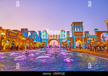 DUBAI, Emirati Arabi Uniti - 6 MARZO 2020: Le fontane danzanti di illuminazione in Piazza della Cultura del Villaggio Globale di Dubai e porta Culturale con arco a ferro di cavallo, barjeel To Foto Stock