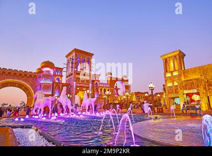 DUBAI, Emirati Arabi Uniti - 6 MARZO 2020: La Piazza della Cultura del Global Village Dubai vanta la tradizionale architettura araba e splendide fontane danzanti, su Marc Foto Stock