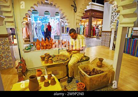 DUBAI, Emirati Arabi Uniti - 6 MARZO 2020: Il vasaio lavora alla ruota del vasaio, creando la pentola, nel padiglione Marocco del Global Village Dubai, il 6 marzo in D Foto Stock