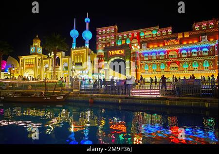 DUBAI, Emirati Arabi Uniti - 6 MARZO 2020: Padiglioni illuminati di Yemen e Kuwait, riflessi sulle acque del canale nel Global Village Dubai, il 6 marzo a Dubai Foto Stock