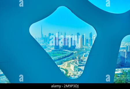 DUBAI, Emirati Arabi Uniti - 6 MARZO 2020: Lo skyline futuristico con i grattacieli del centro attraverso le finestre asimmetriche del telaio di Dubai, il 6 marzo a Dubai Foto Stock
