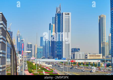 DUBAI, Emirati Arabi Uniti - 6 MARZO 2020: Sheikh Zayed Road, fiancheggiata da futuristiche JAM Tower, al Hikma Tower e altri grattacieli iconici sullo sfondo, il 6 marzo Foto Stock