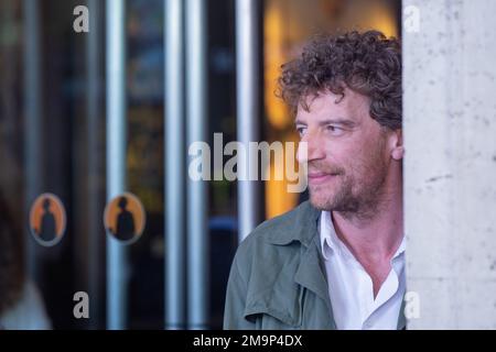 Italia, Italia. 18th Jan, 2023. L'attore Maurizio Lastrico partecipa alla serie televisiva "Call my Agent - Italy" presso lo Space Cinema moderno di Roma (Photo by Matteo Nardone/Pacific Press/Sipa USA) Credit: Sipa USA/Alamy Live News Foto Stock