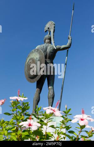 Statua di Achille che porta una lancia e uno scudo nel giardino di Achilleion sull'isola ionica di Corfù, Grecia. Ripresa da dietro. Foto Stock