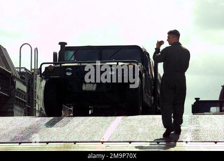 Gli equipment del Landing Craft, Air Consupioned (LCAC) 57 scaricano un veicolo a ruote multiuso ad alta mobilità M998 (HMMWV) sul porto interno di Apra, Guam, a sostegno dell'esercizio TANDEM THRUST 2003. Soggetto operativo/Serie: TANDEM THRUST 2003 base: Interno Apra Harbor Stato: Guam (GU) Paese: Stati Uniti d'America (USA) Foto Stock