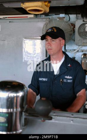 US Navy (USN) Quarter MASTER seconda Classe (QM2) Greg Martineau è al timone della USN Amphibious Command Ship USS BLUE RIDGE (LCC 19). La CRESTA BLU è qui per partecipare all'esercizio TANDEM SPINTA 2003. Base: US Naval Forces, Marianas Stato: Guam (GU) Nazione: Isole Marianne Settentrionali (MNP) Foto Stock