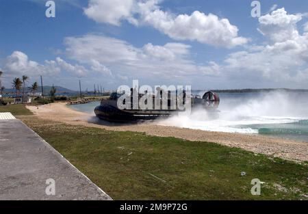 Un'imbarcazione US Navy (USN) Landing Craft, Air Confeoned (LCAC) arriva al suo punto di atterraggio al porto interno di Apra, Guam. La LCAC con la sua nave di supporto è qui per partecipare all'esercizio TANDEM SPINTA 2003. Base: US Naval Forces, Marianas Stato: Guam (GU) Nazione: Isole Marianne Settentrionali (MNP) Foto Stock