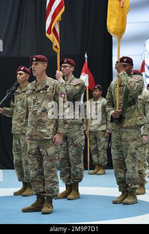 STATI UNITI Travis Cooke, consulente senior arruolato di 5th Squadron, 73rd Cavallry Regiment, 3rd Brigade Combat Team, 82nd Airborne Division, si trova di fronte alla guardia colore durante una cerimonia di cambio di comando a Jasionka, Polonia, 20 maggio 2022. Il Lt. Col. David Cochrane prese il comando dal Lt. Col. Roger Wang Jr Il quartier generale della Divisione e la sua squadra di combattimento della Brigata 3rd sono stati dislocati in Polonia come parte del forte e indefesso impegno nei confronti degli alleati della NATO contro qualsiasi aggressione. Foto Stock