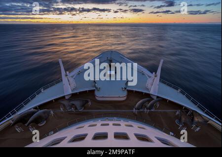 Una vista al tramonto da bordo del Cunard trans-Atlantico transatlantico transatlantico Queen Mary 2. Foto Stock