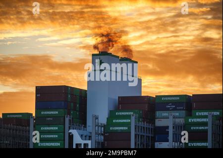 Vista al tramonto dell'imbuto e del carico della nave container Evergeen Alp. Foto Stock