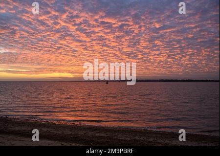 Una vista spettacolare del tramonto che guarda su Harwich Haven. Foto Stock