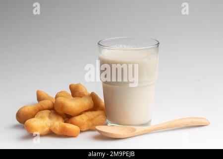 Latte di soia e Patongo su sfondo bianco Foto Stock