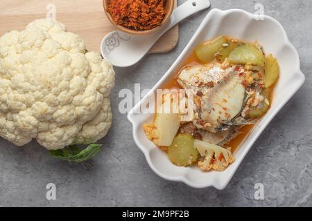 Gaeng Som Thai meridionale Pesce al curry giallo piccante con verdure miste Foto Stock