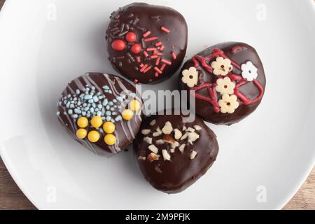 Spuntini a base di palline di cioccolato su un piatto bianco Foto Stock