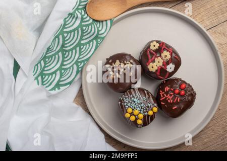 Spuntini a base di palline di cioccolato su un piatto bianco Foto Stock