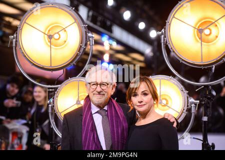 Londra, Regno Unito. 18 gennaio 2023. Kristie Macosko Krieger e Steven Spielberg hanno partecipato alla prima di Fabelmans, a Curzon Mayfair, Londra. Data immagine: Mercoledì 18 gennaio 2023. Il credito fotografico dovrebbe essere: Matt Crossick/Alamy Live News Foto Stock